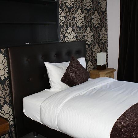Hotel De La Gare Monthey Bagian luar foto