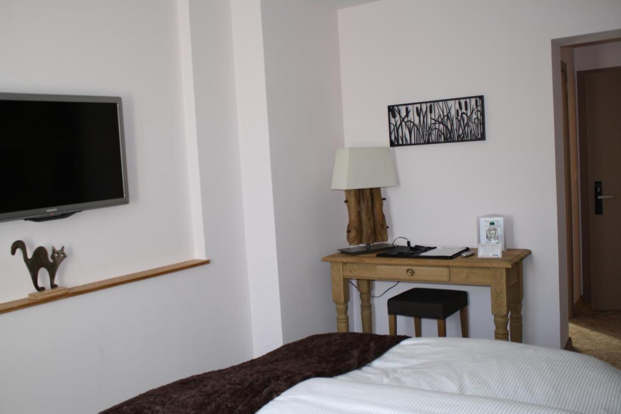 Hotel De La Gare Monthey Bagian luar foto