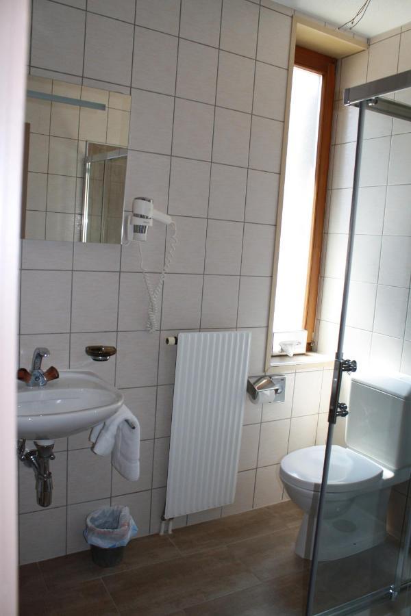 Hotel De La Gare Monthey Bagian luar foto