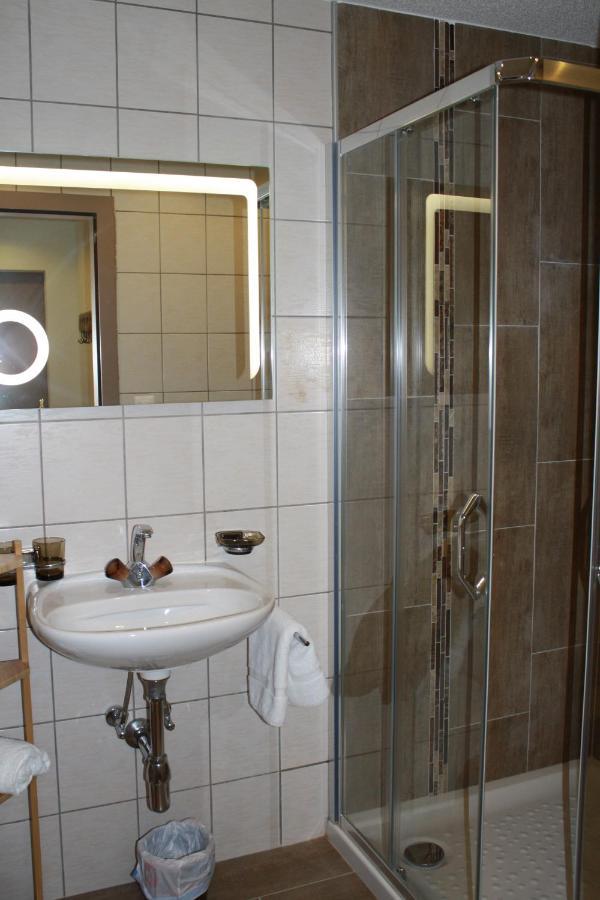 Hotel De La Gare Monthey Bagian luar foto